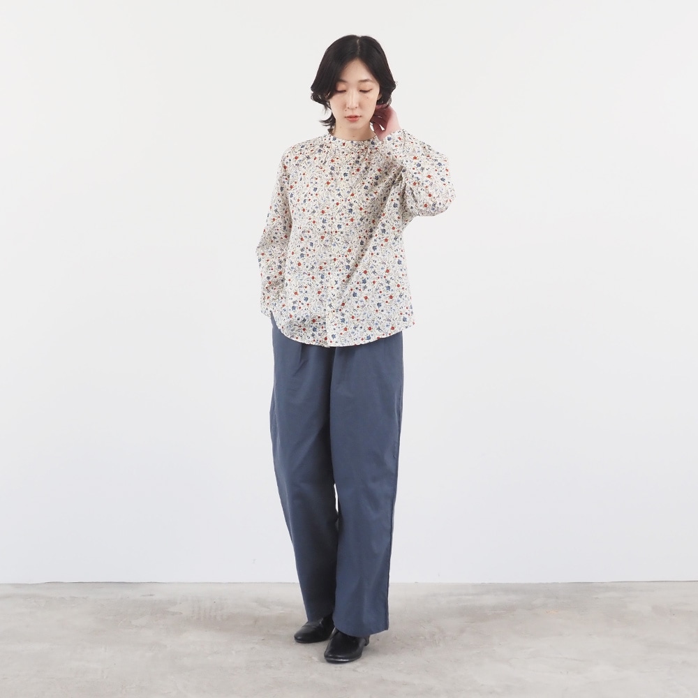 木の実柄ローン ギャザーシャツ　ブラウスを着た女性の全身