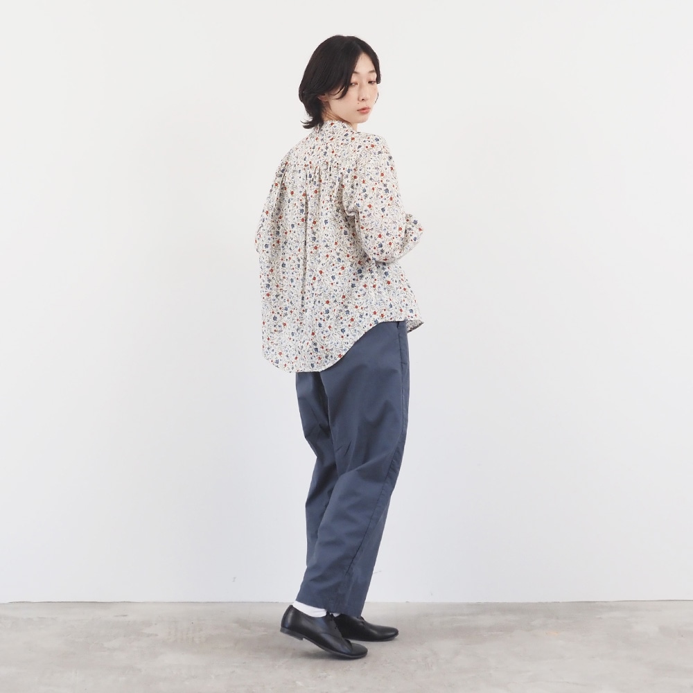 木の実柄ローン ギャザーシャツ　ブラウスを着た女性の全身