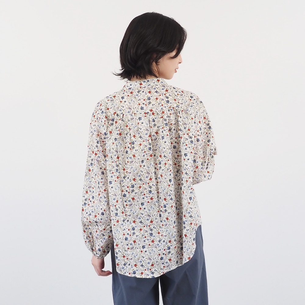 木の実柄ローン ギャザーシャツ　ブラウスを着た女性の全身