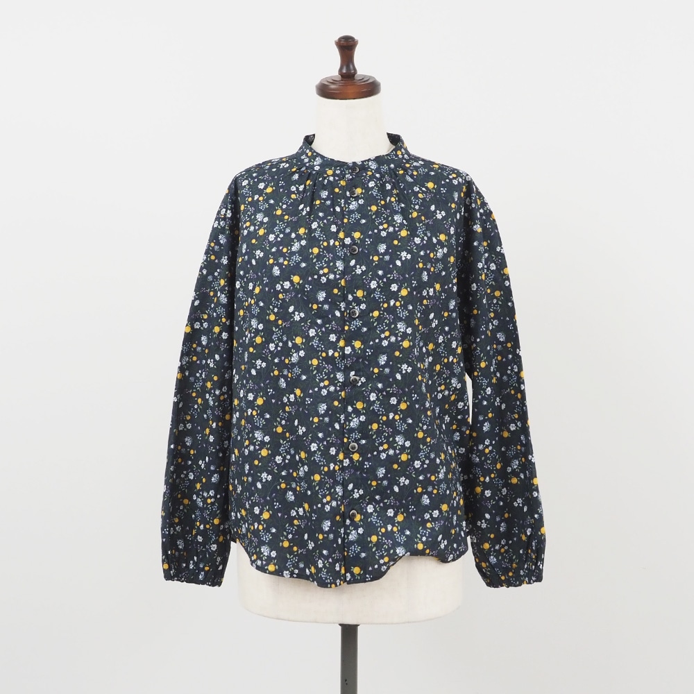 木の実柄ローン ギャザーシャツ　ブラウスの正面ディティール