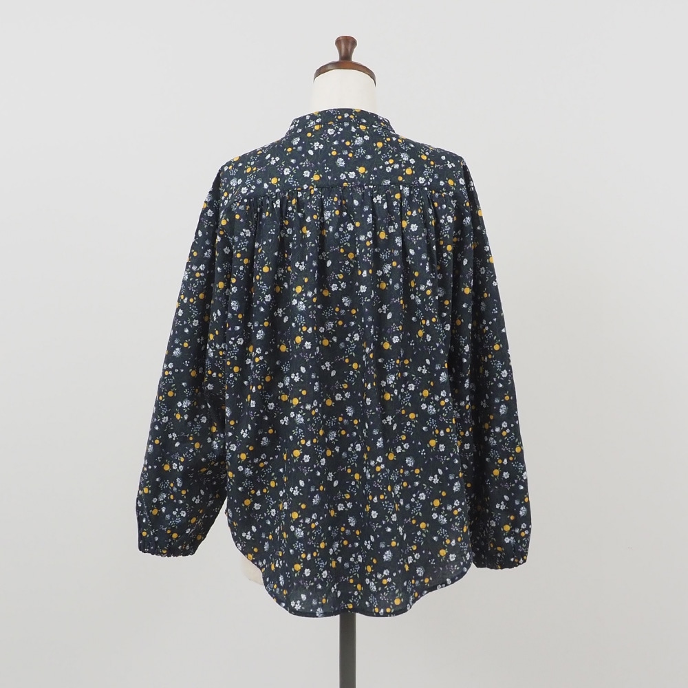 木の実柄ローン ギャザーシャツ　ブラウスの正面ディティール