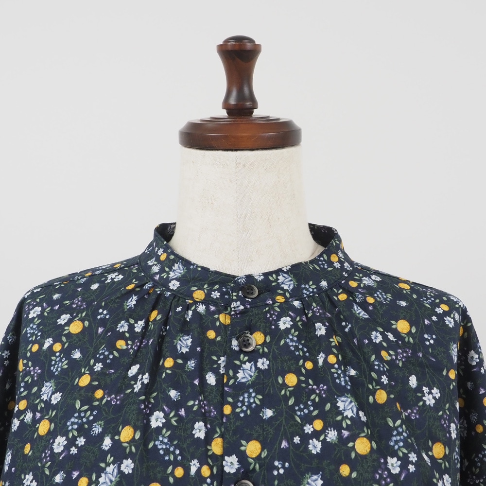 木の実柄ローン ギャザーシャツ　ブラウスの正面ディティール