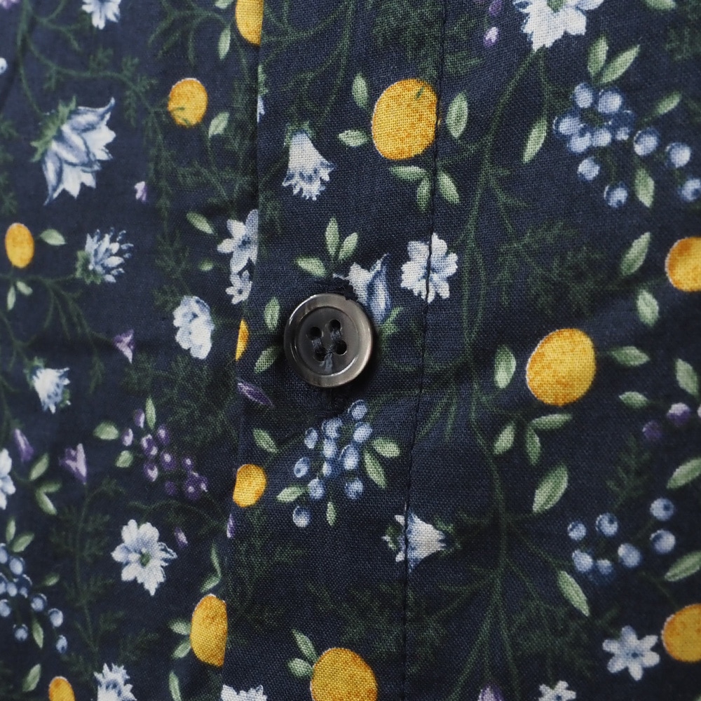 木の実柄ローン ギャザーシャツ　ブラウスの正面ディティール