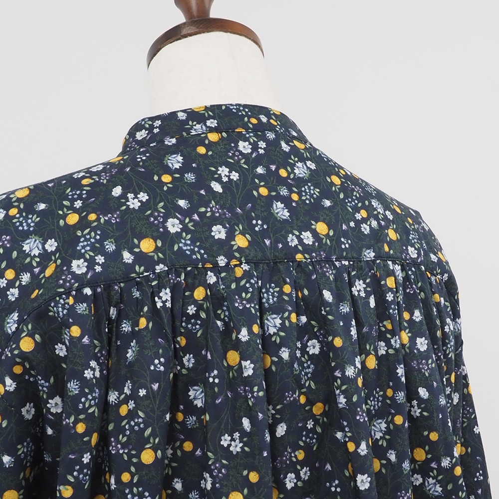 木の実柄ローン ギャザーシャツ　ブラウスの正面ディティール