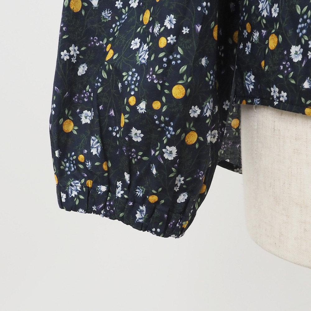 木の実柄ローン ギャザーシャツ　ブラウスの正面ディティール