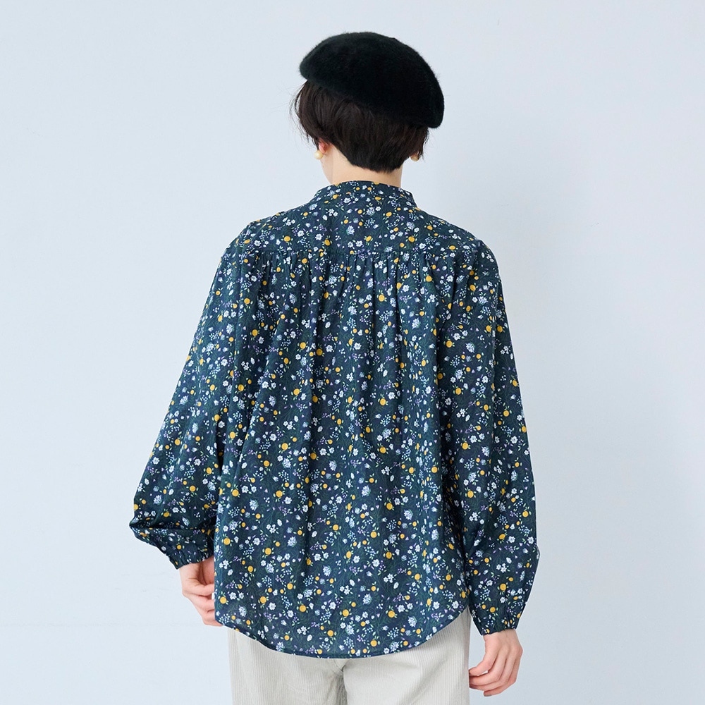 木の実柄ローン ギャザーシャツ　ブラウスを着た女性の正面