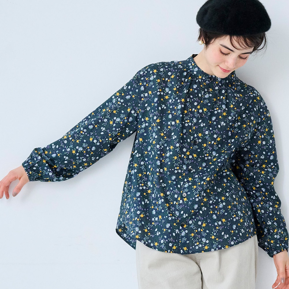 木の実柄ローン ギャザーシャツ　ブラウスを着た女性の正面