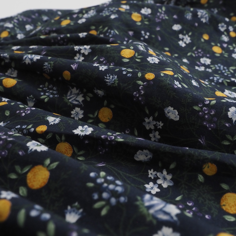 木の実柄ローン ギャザーシャツ　ブラウスの素材のアップ