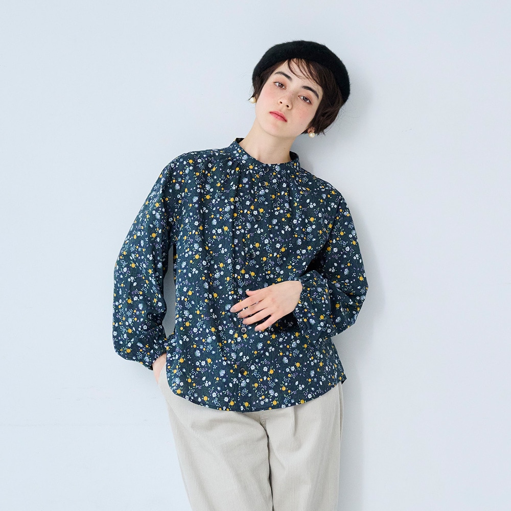 木の実柄ローン ギャザーシャツ　ブラウスを着た女性の正面