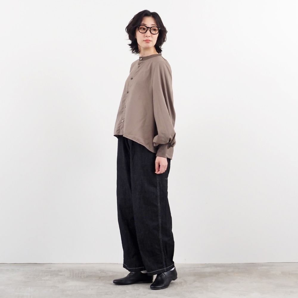 トロンとツイル フレアシャツ シャツを着た女性の全身