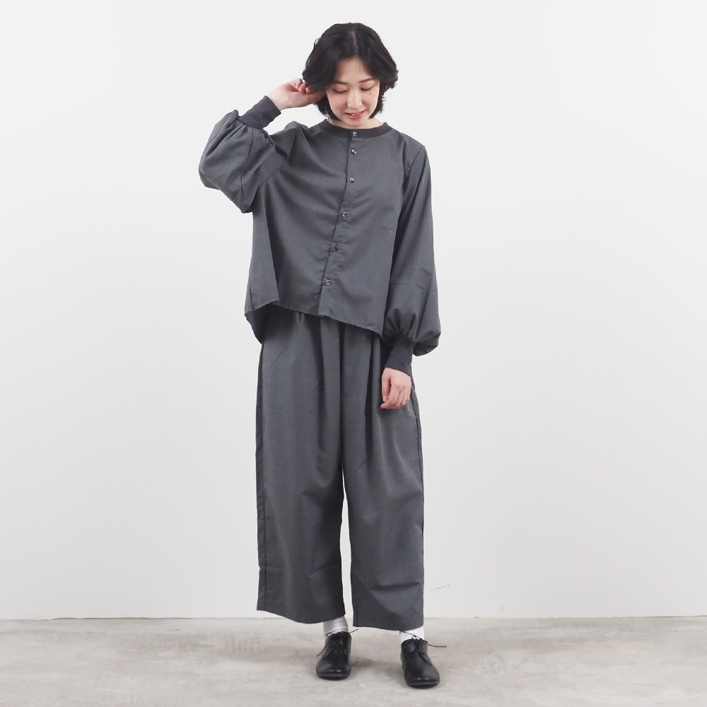 トロンとツイル フレアシャツ シャツを着た女性の全身