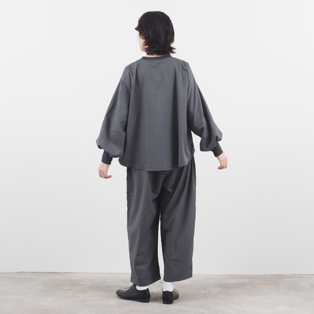 トロンとツイル フレアシャツ シャツを着た女性の全身