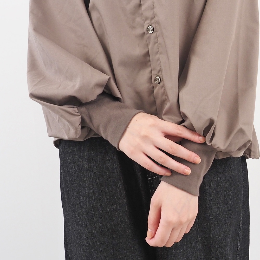 トロンとツイル フレアシャツ シャツを着た女性の正面