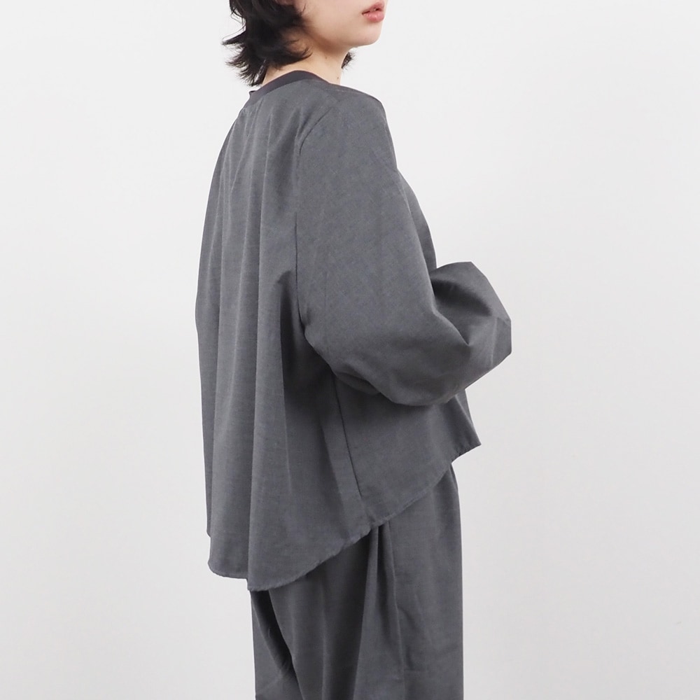 トロンとツイル フレアシャツ シャツを着た女性の正面