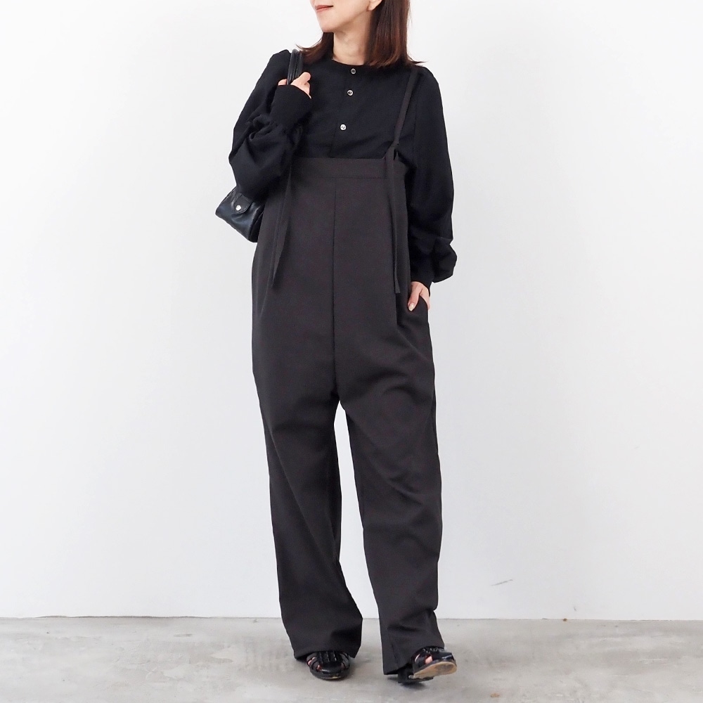 トロンとツイル フレアシャツ シャツを着た女性の全身