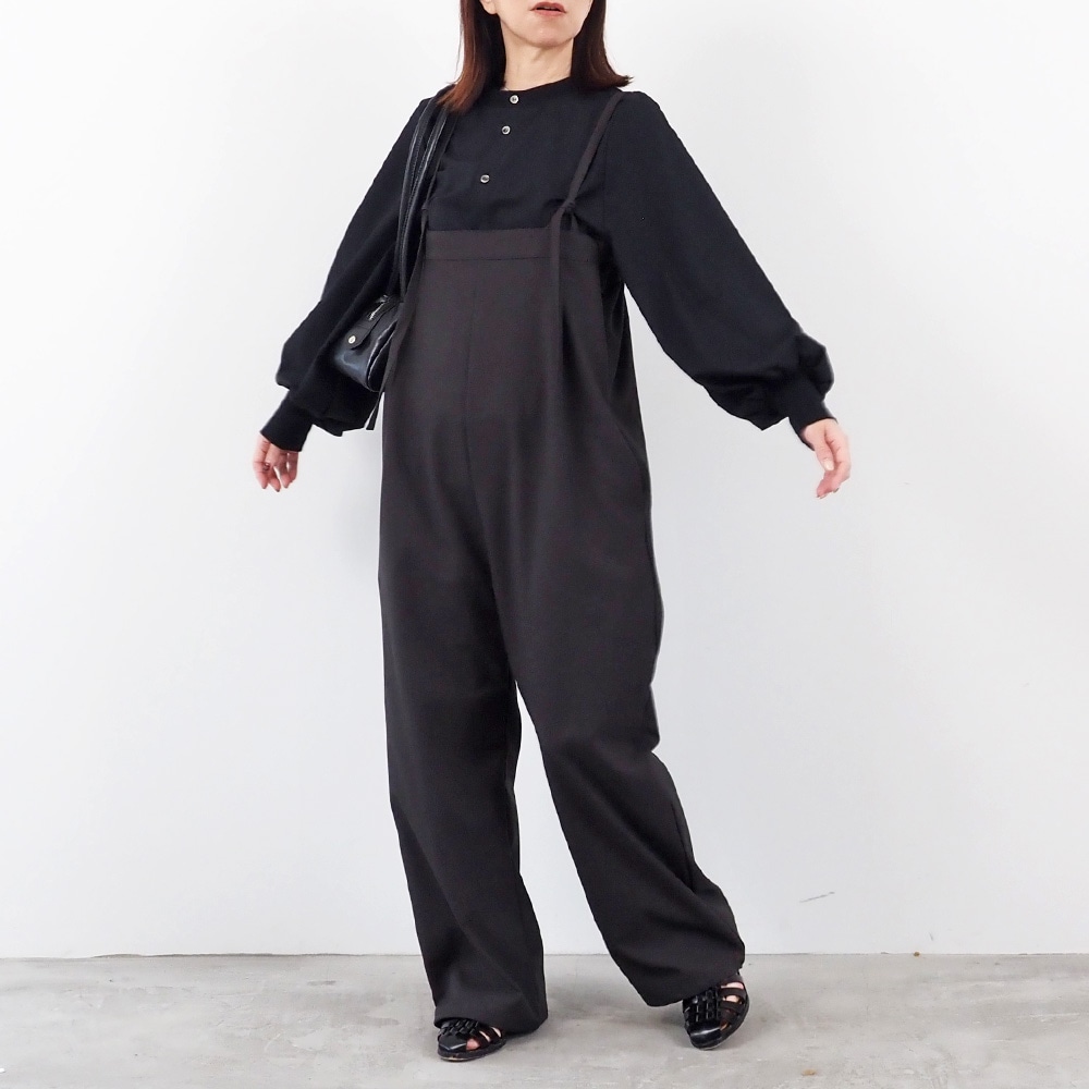 トロンとツイル フレアシャツ シャツを着た女性の全身