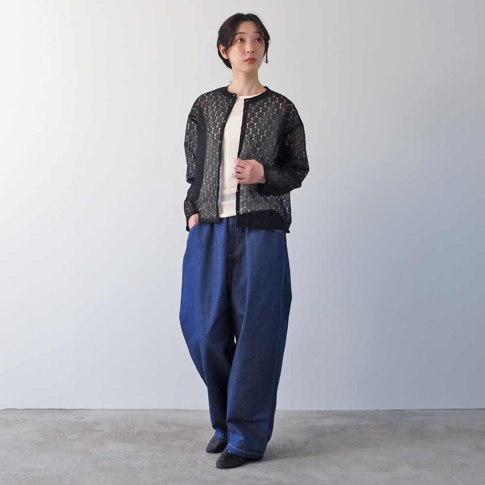 ラッセルレース クルーネックカーデ カーディガンを着た女性の全身