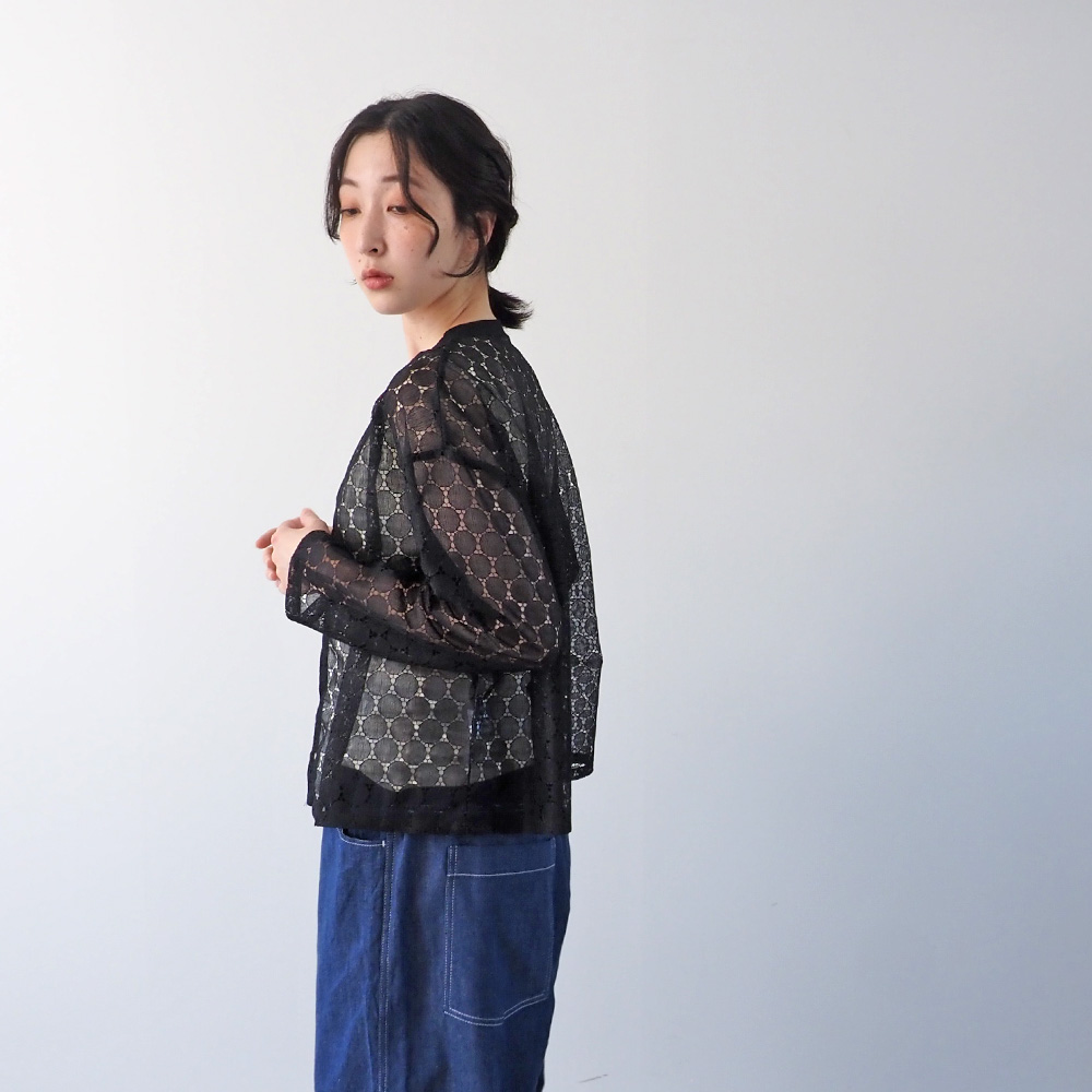 ラッセルレース クルーネックカーデ カーディガンを着た女性の正面