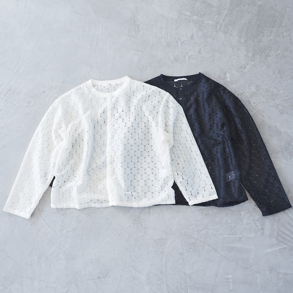 ラッセルレース クルーネックカーデ カーディガンを着た女性の正面