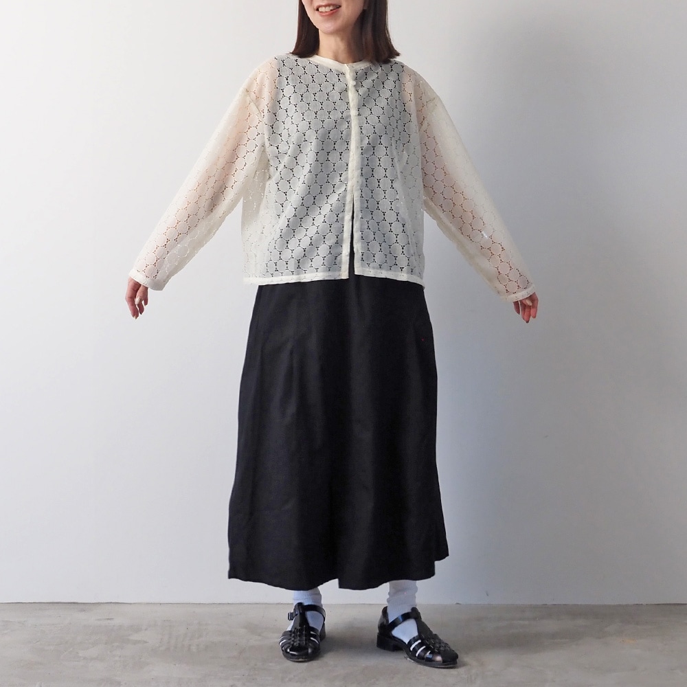 ラッセルレース クルーネックカーデ カーディガンを着た女性の全身