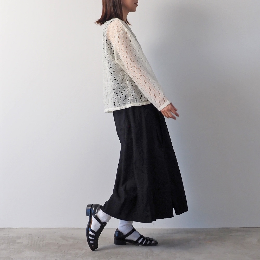 ラッセルレース クルーネックカーデ カーディガンを着た女性の全身