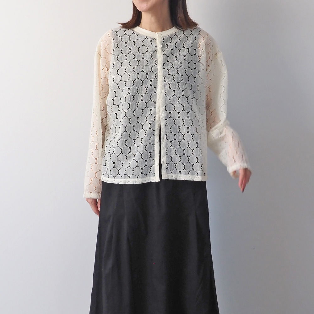 ラッセルレース クルーネックカーデ カーディガンを着た女性の全身