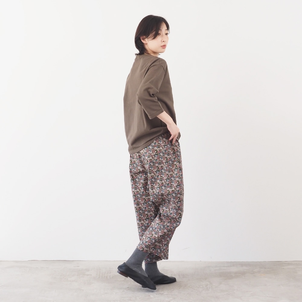 30ビエラベタ小花柄 エッグパンツを着た女性の全身