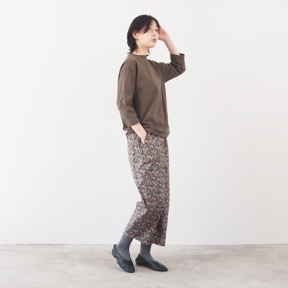 30ビエラベタ小花柄 エッグパンツを着た女性の全身