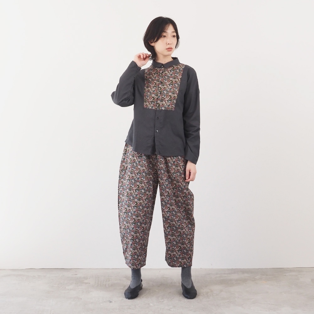 30ビエラベタ小花柄 エッグパンツを着た女性の全身