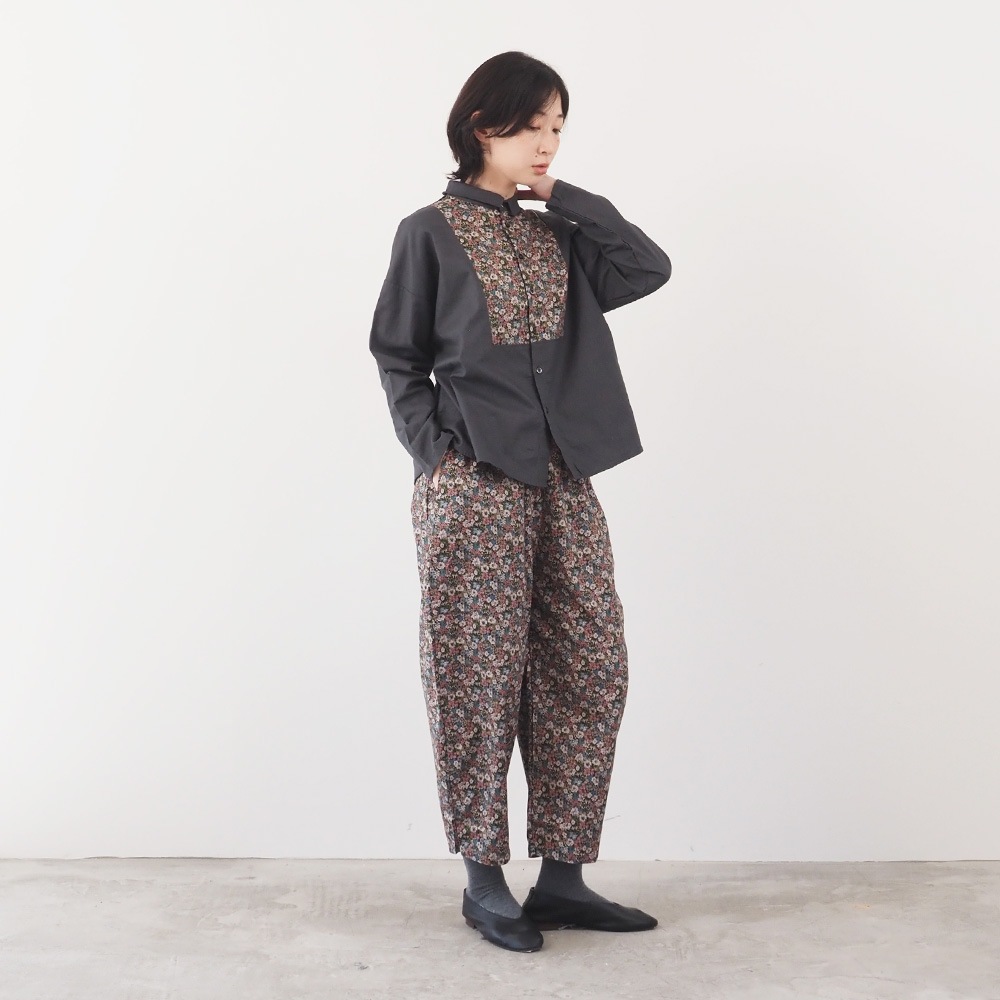 30ビエラベタ小花柄 エッグパンツを着た女性の全身