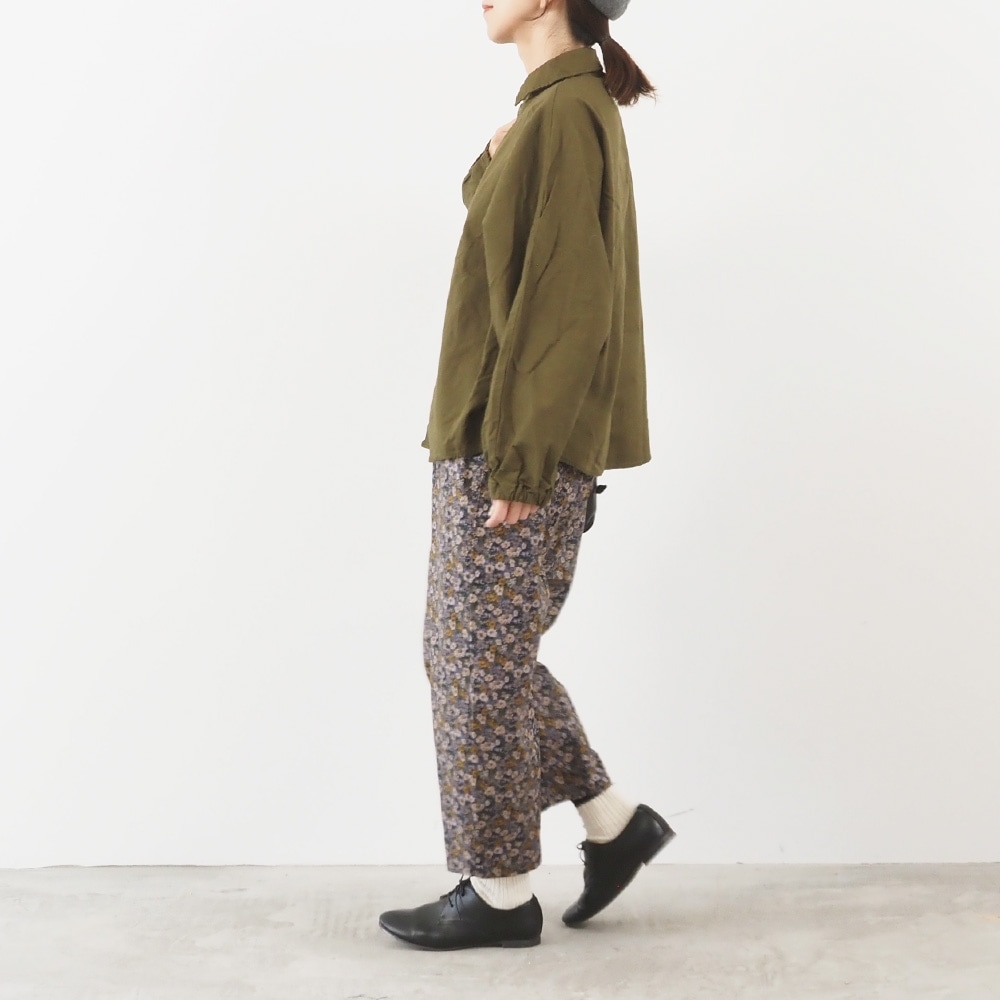 30ビエラベタ小花柄 エッグパンツを着た女性の全身