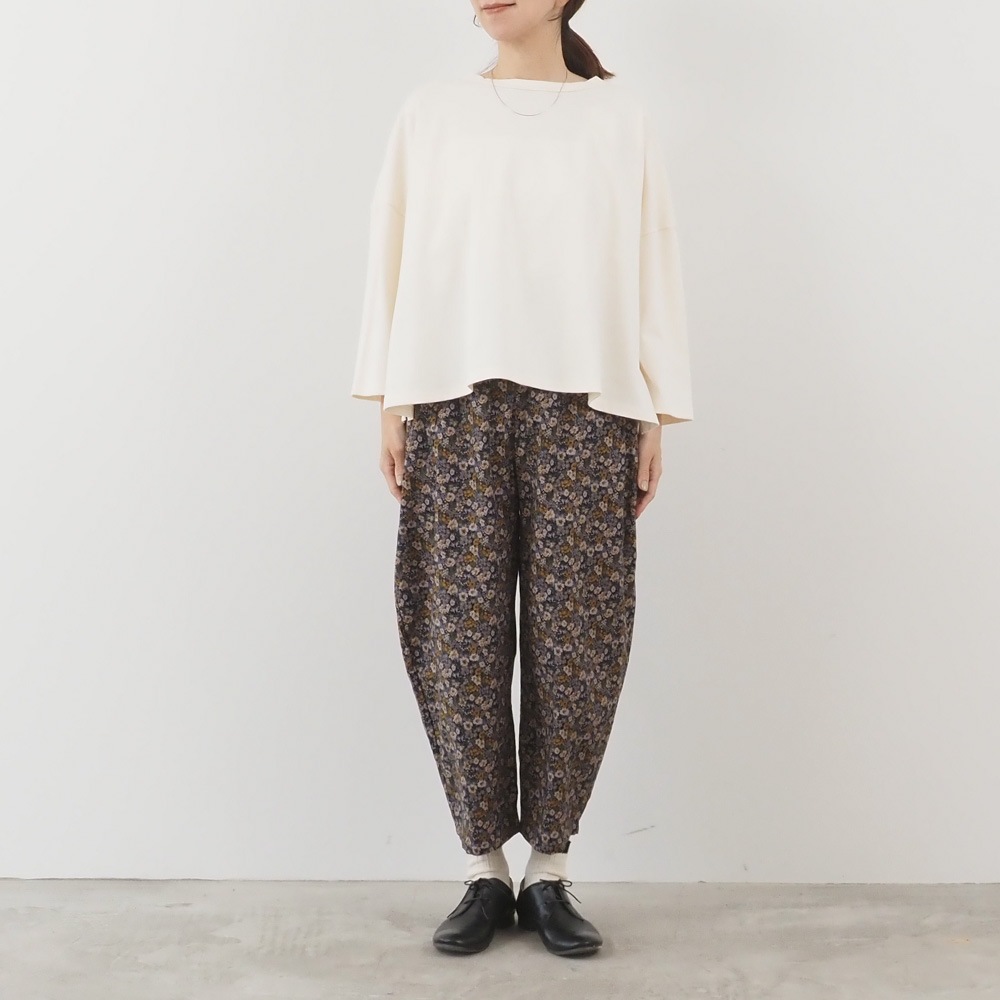 30ビエラベタ小花柄 エッグパンツを着た女性の全身