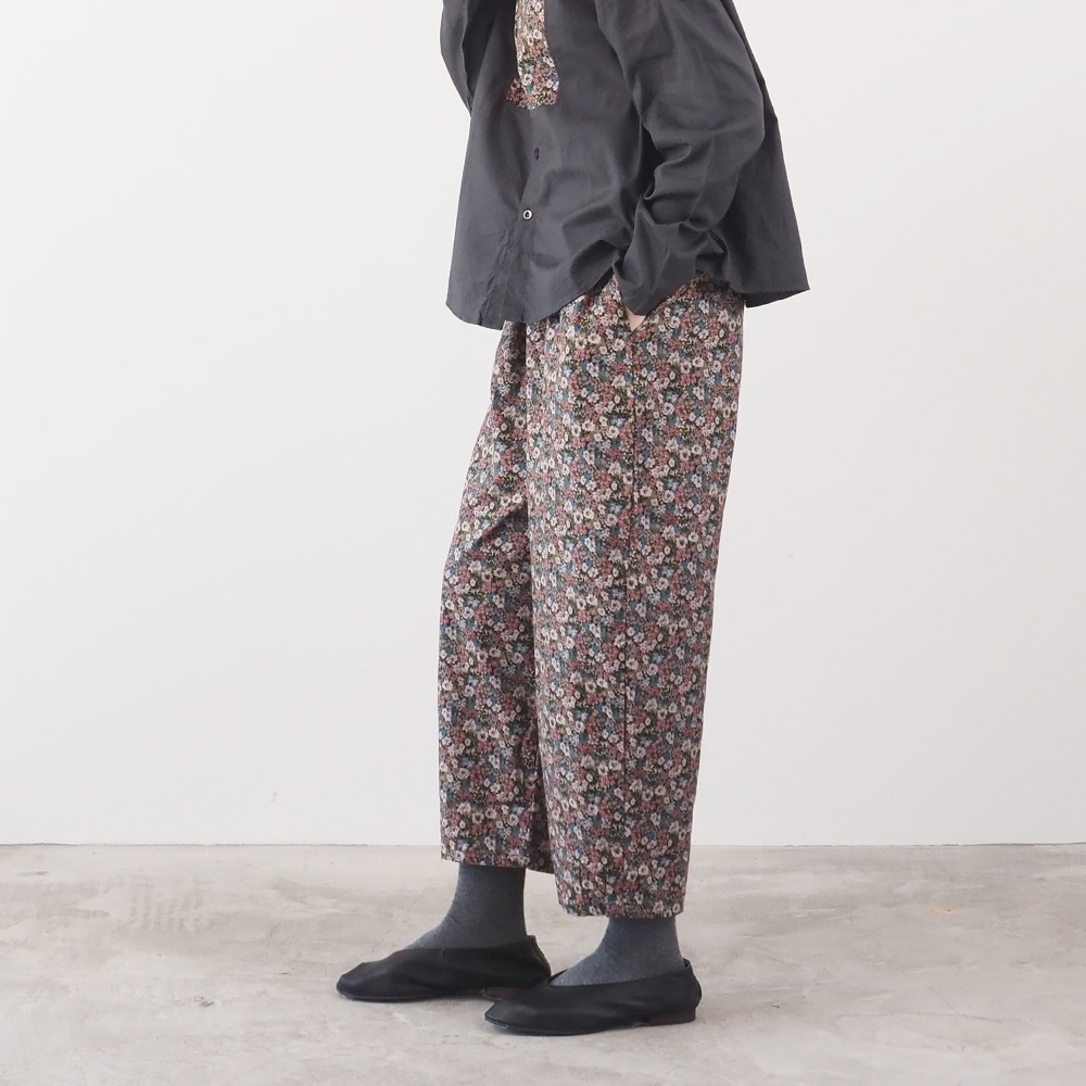 30ビエラベタ小花柄 エッグパンツを着た女性の正面