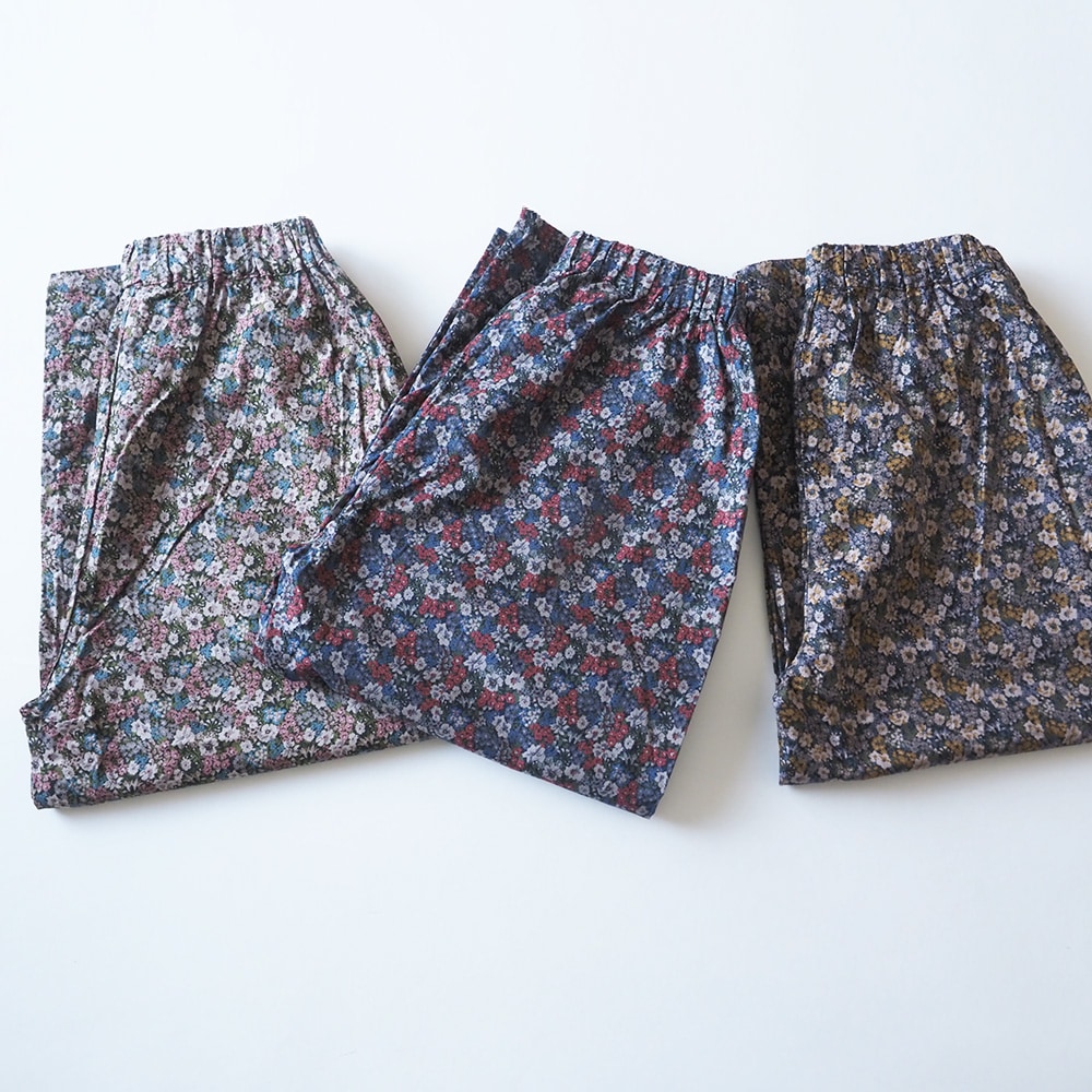 30ビエラベタ小花柄 エッグパンツを着た女性の正面