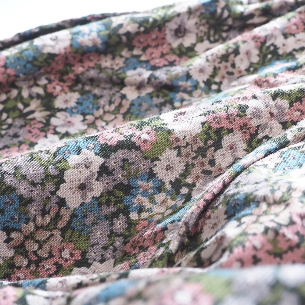 30ビエラベタ小花柄 エッグパンツの素材のアップ