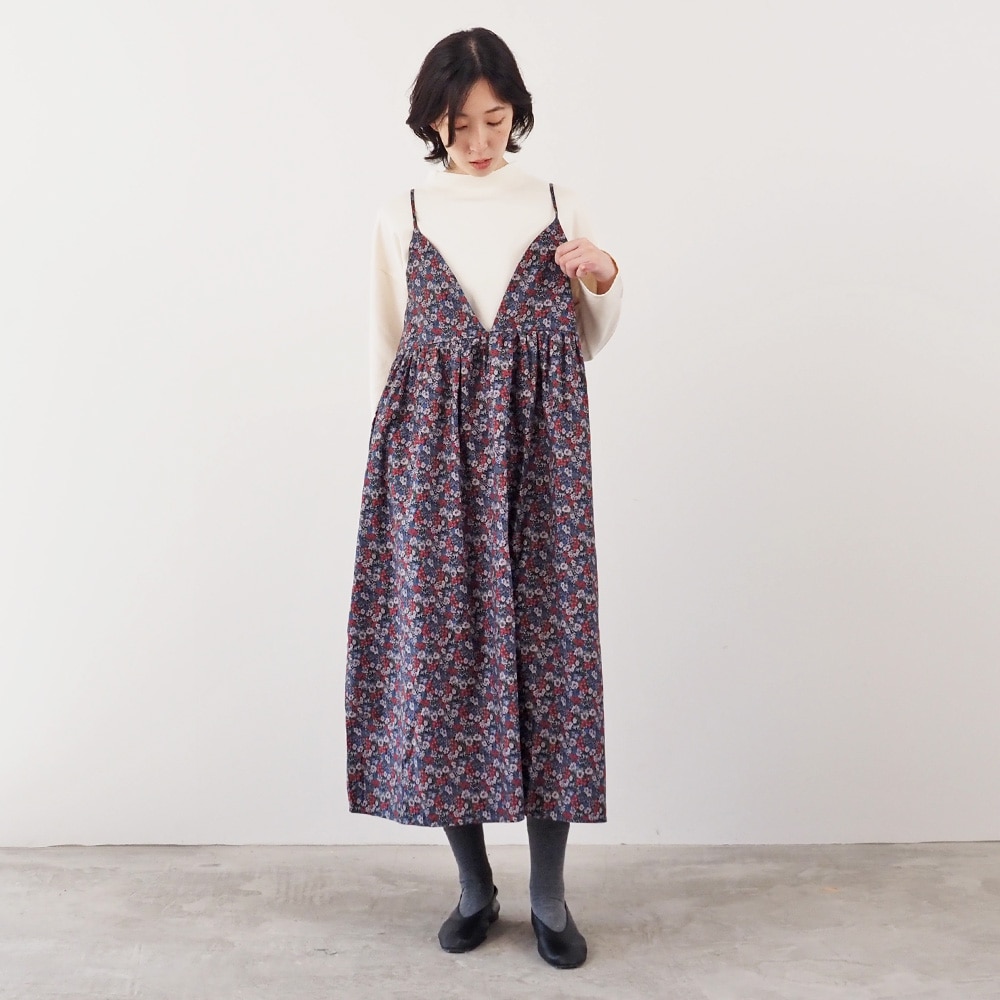 30ビエラベタ小花柄 キャミワンピース ワンピースを着た女性の全身