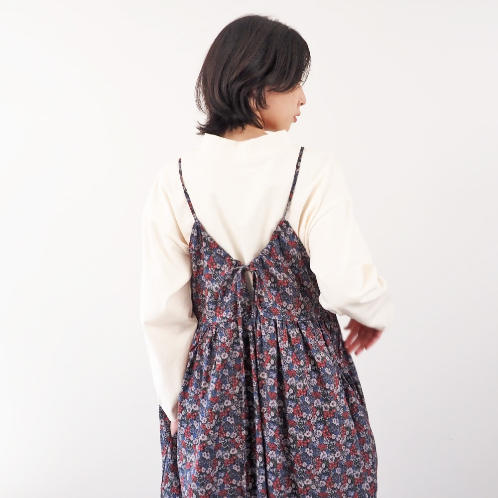 30ビエラベタ小花柄 キャミワンピース ワンピースを着た女性の全身