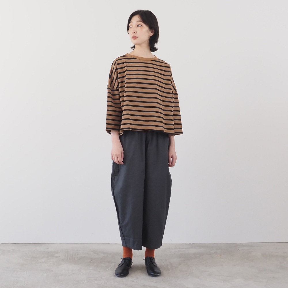 30ビエラワッシャー エッグパンツ パンツを着た女性の全身