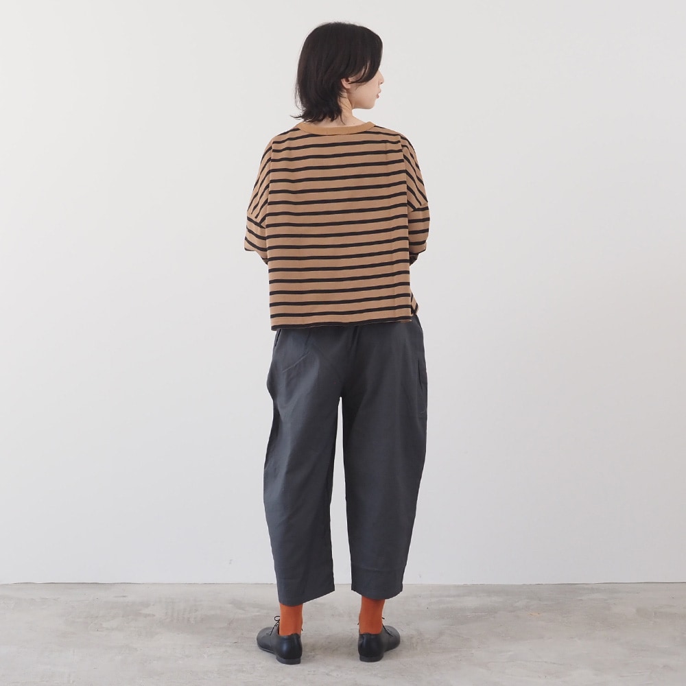 30ビエラワッシャー エッグパンツ パンツを着た女性の全身