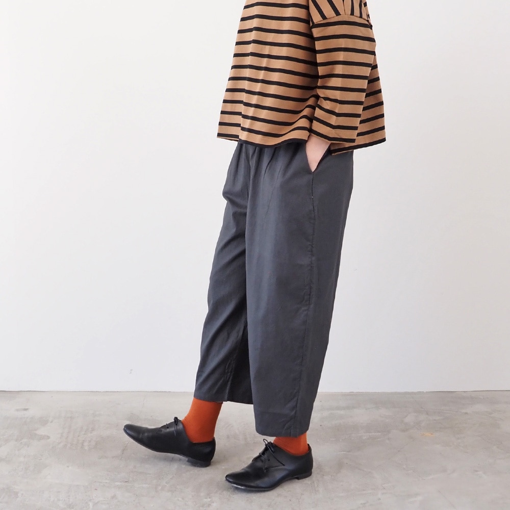 30ビエラワッシャー エッグパンツ パンツを着た女性の正面