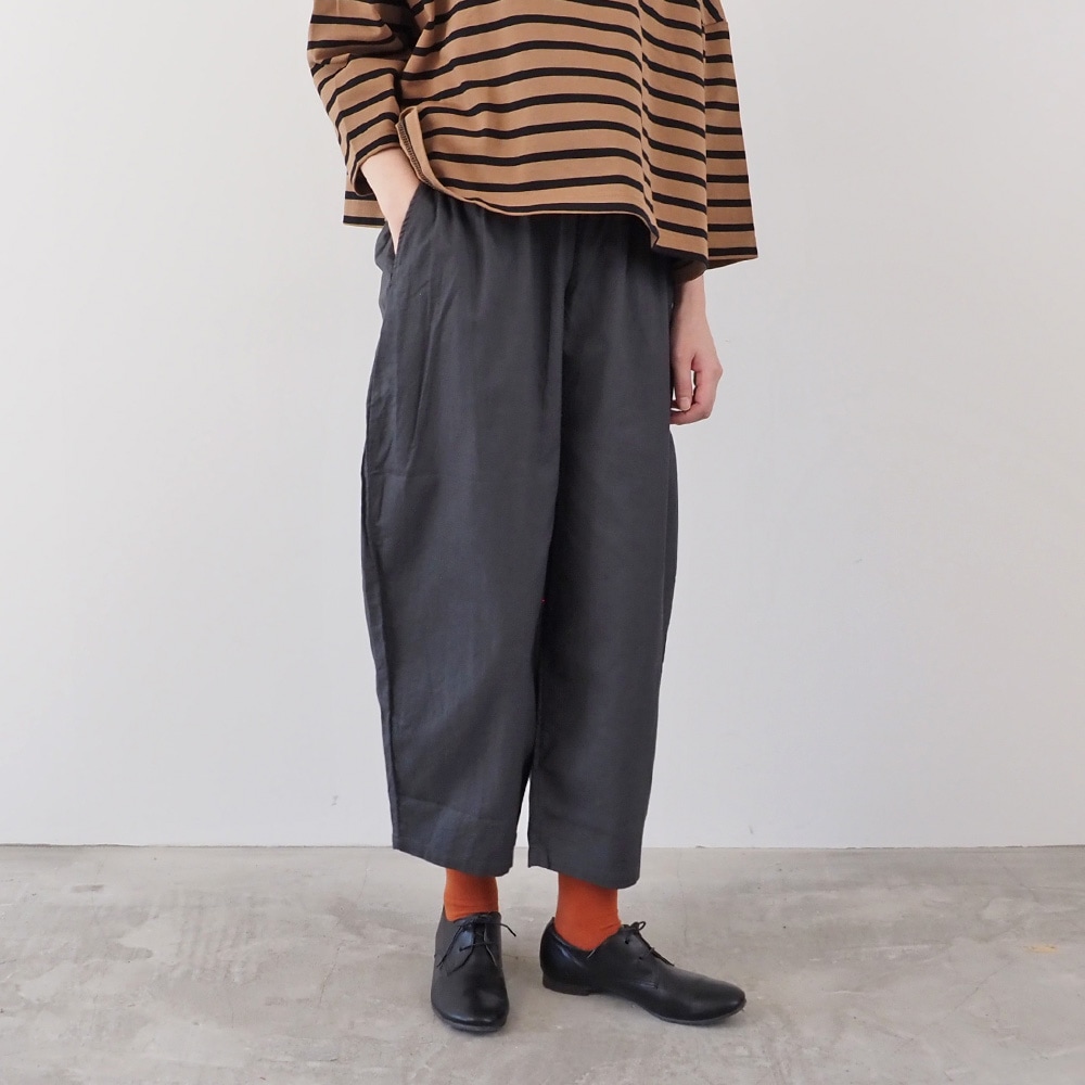 30ビエラワッシャー エッグパンツ パンツを着た女性の正面