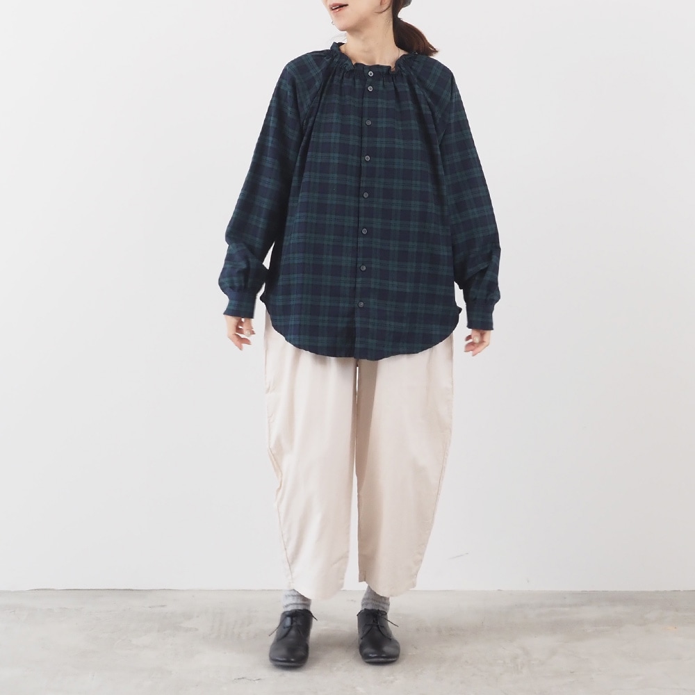 30ビエラワッシャー エッグパンツ パンツを着た女性の全身