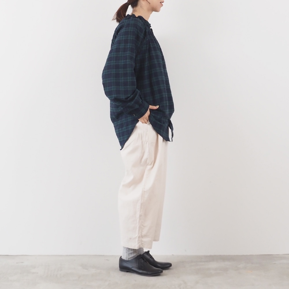 30ビエラワッシャー エッグパンツ パンツを着た女性の全身