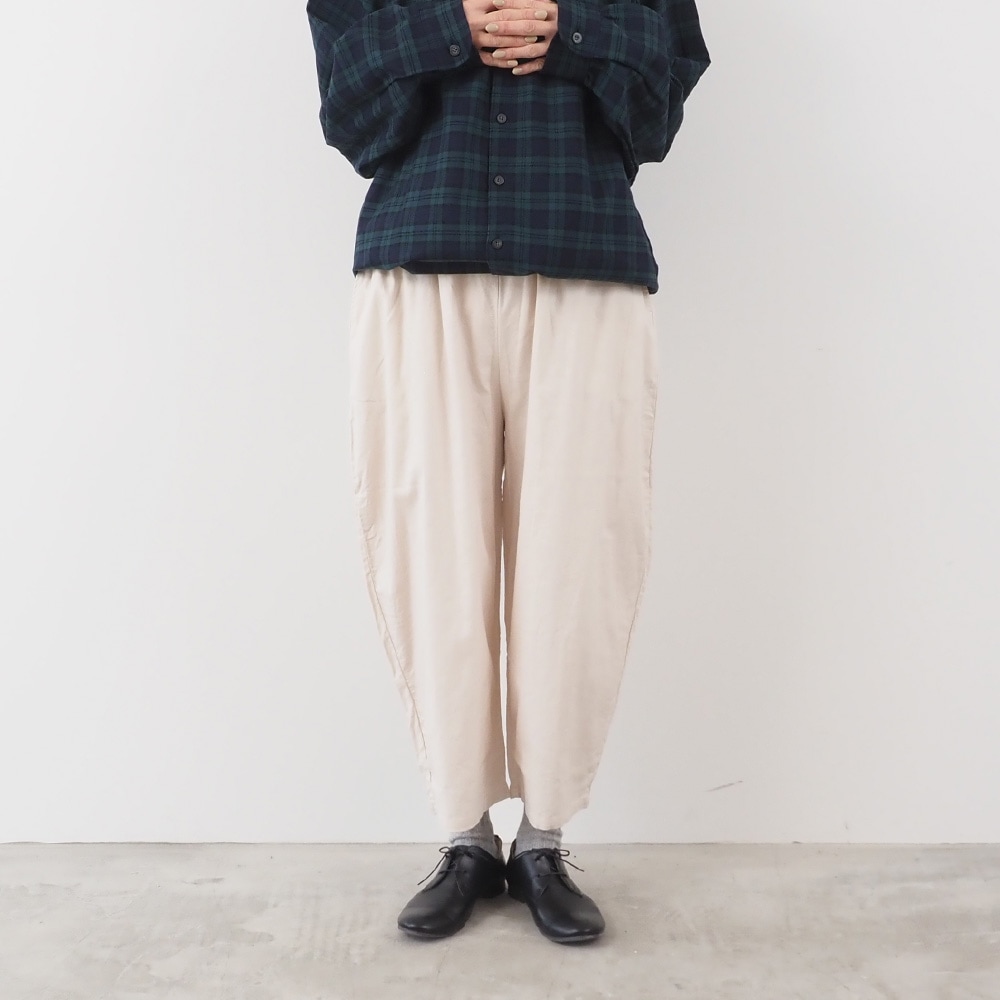 30ビエラワッシャー エッグパンツ パンツを着た女性の全身