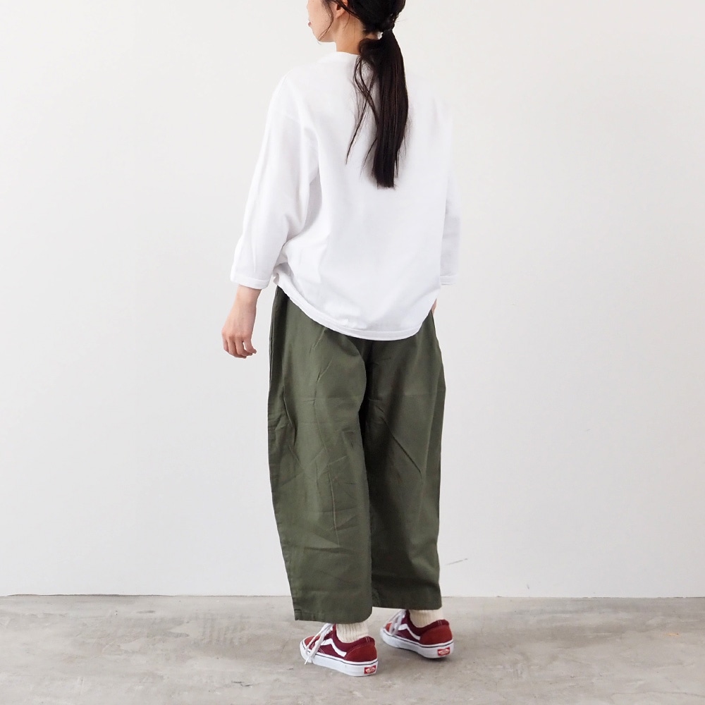 30ビエラワッシャー エッグパンツ パンツを着た女性の全身