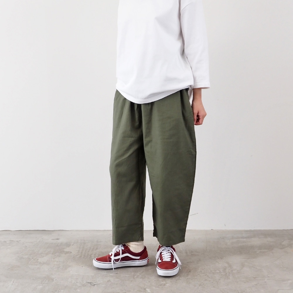 30ビエラワッシャー エッグパンツ パンツを着た女性の全身