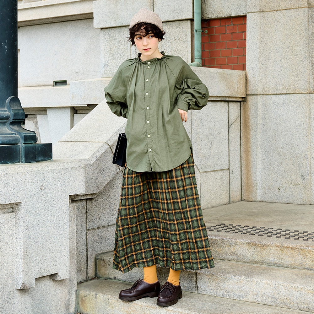 30ビエラワッシャー フリルネックシャツ シャツを着た女性の全身