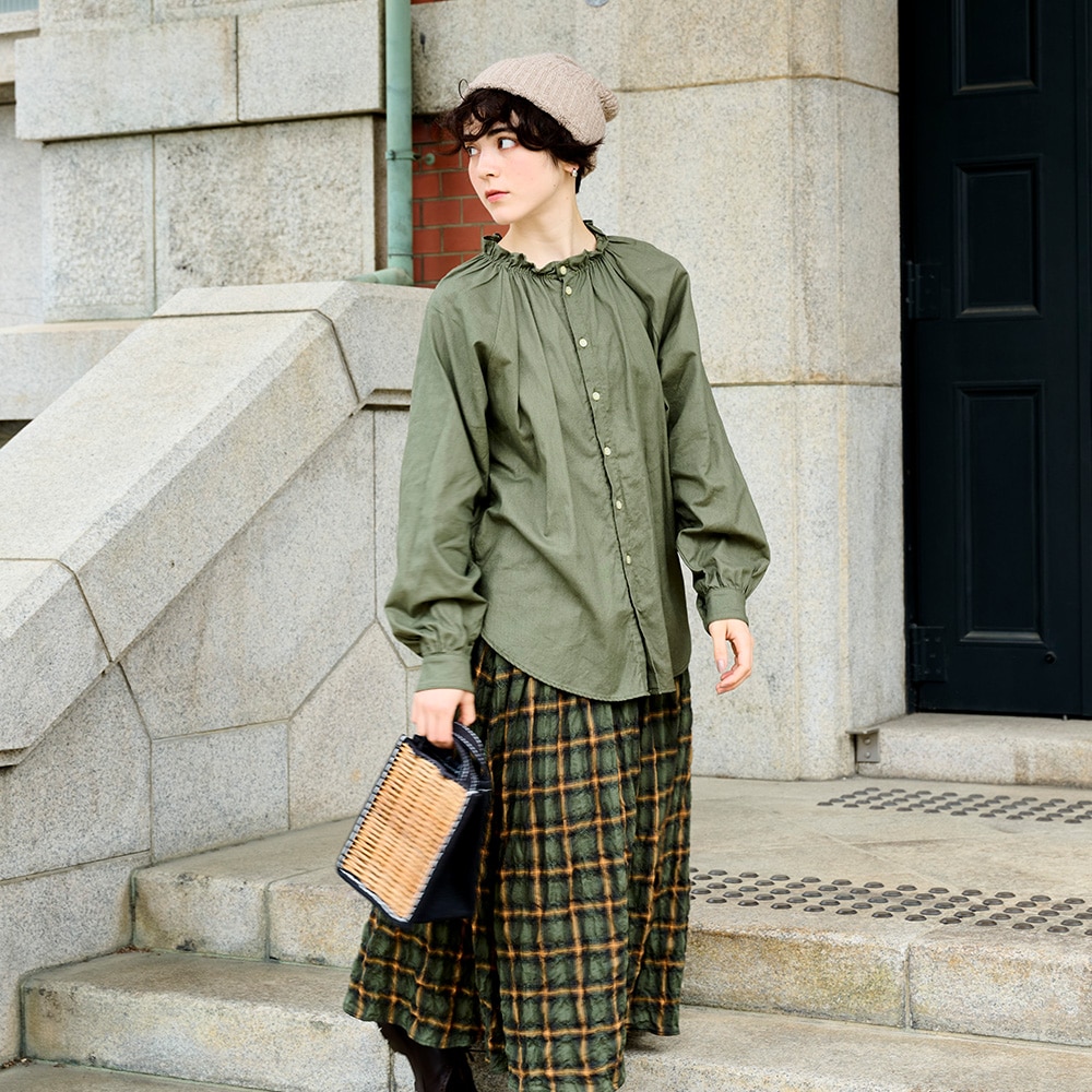 30ビエラワッシャー フリルネックシャツ シャツを着た女性の全身