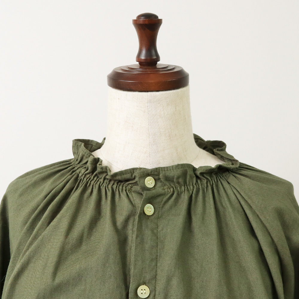 30ビエラワッシャー フリルネックシャツ シャツの正面ディティール