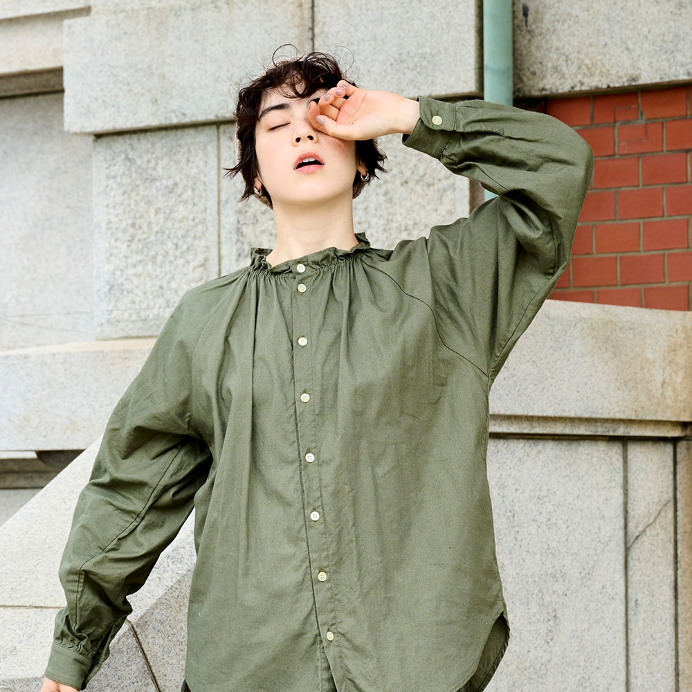 30ビエラワッシャー フリルネックシャツ シャツを着た女性の正面